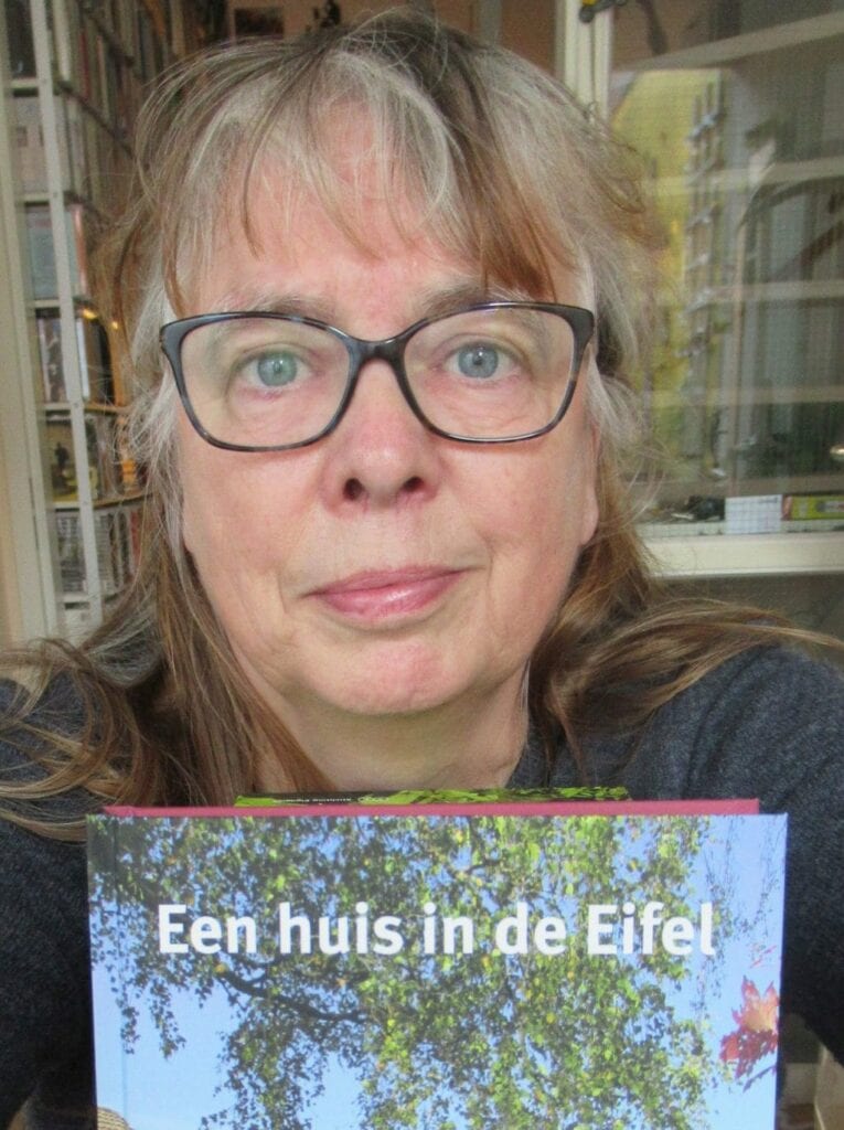 Anja Krabben met haar boek over de Eifel