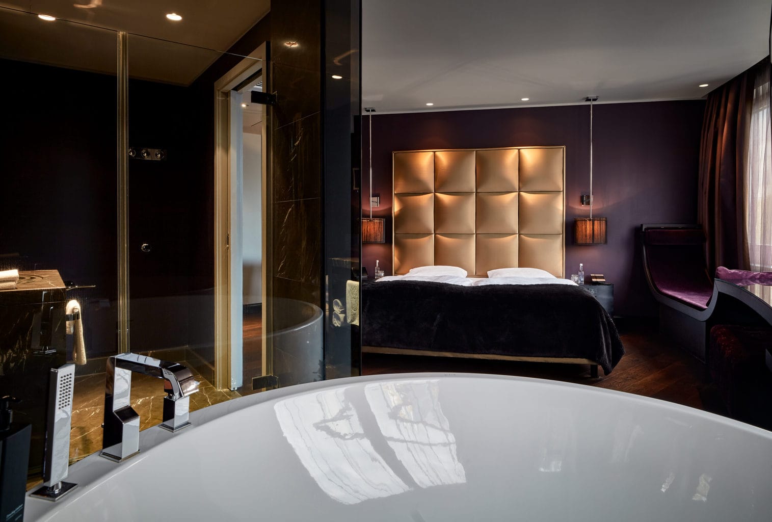 Suite van het sexy hotel Roomers in Frankfurt met badkuip