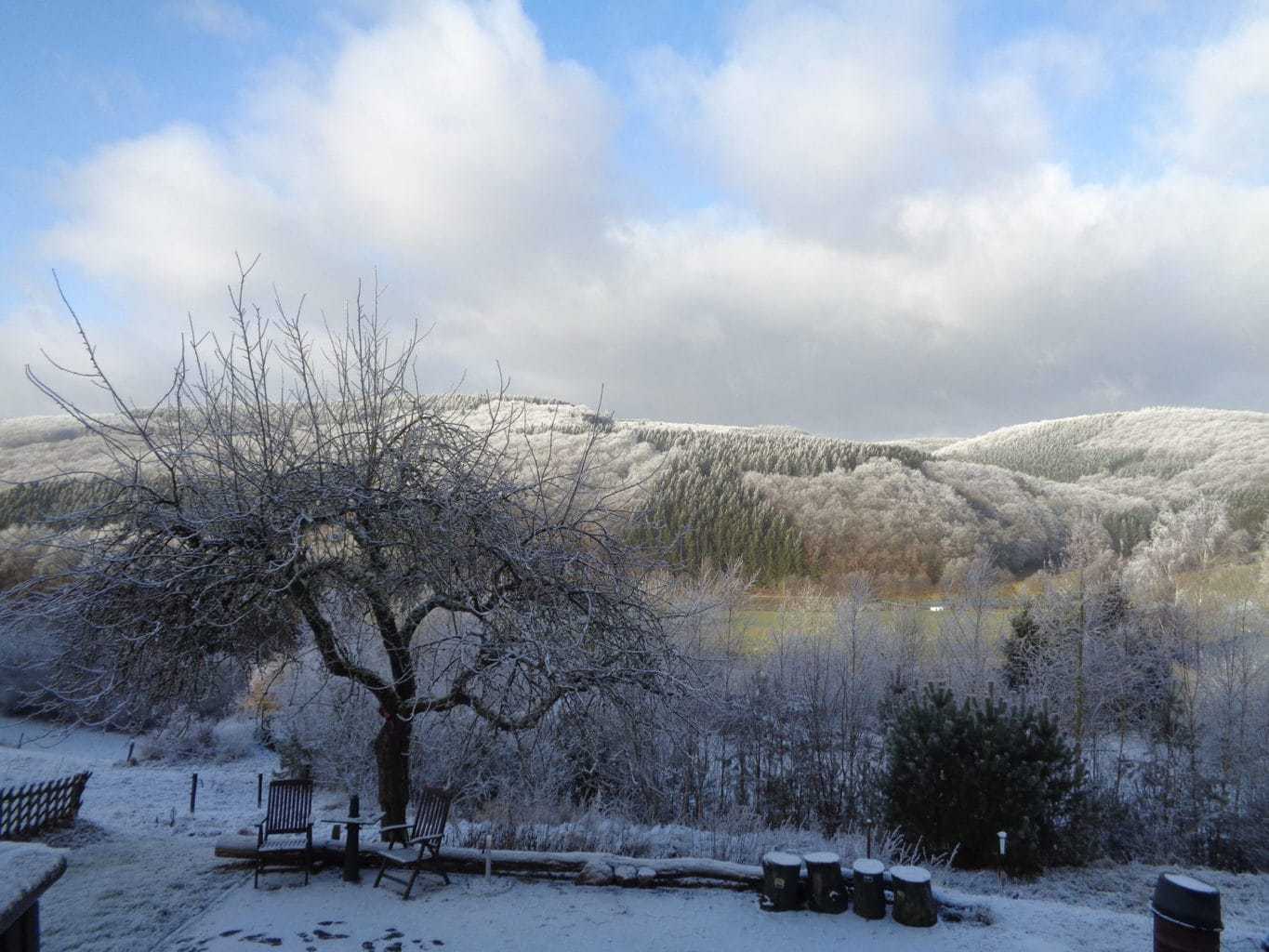 Een pak sneeuw in de Eifel met zon en wolken