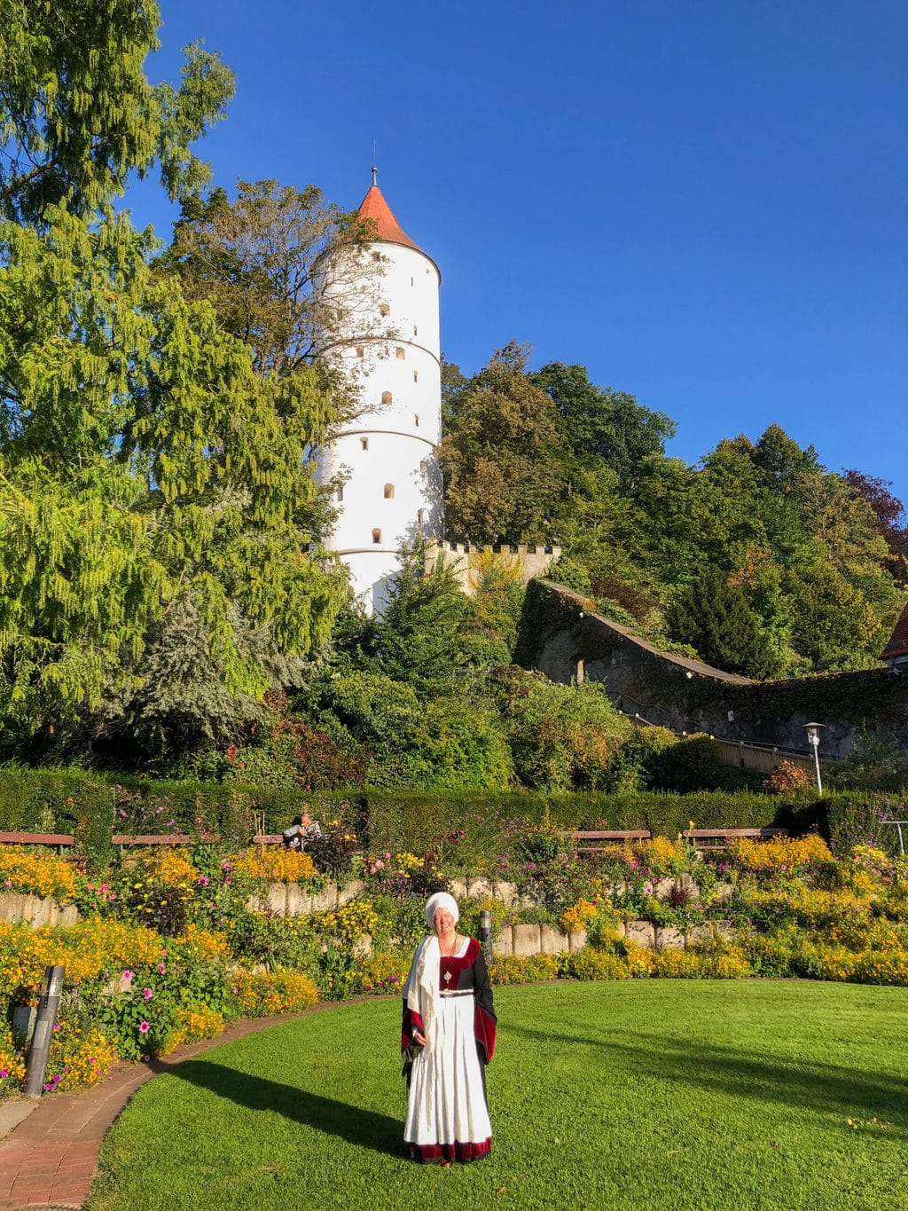 Een stadsgide staat voor de witte toren in Biberach in Baden-Württemberg