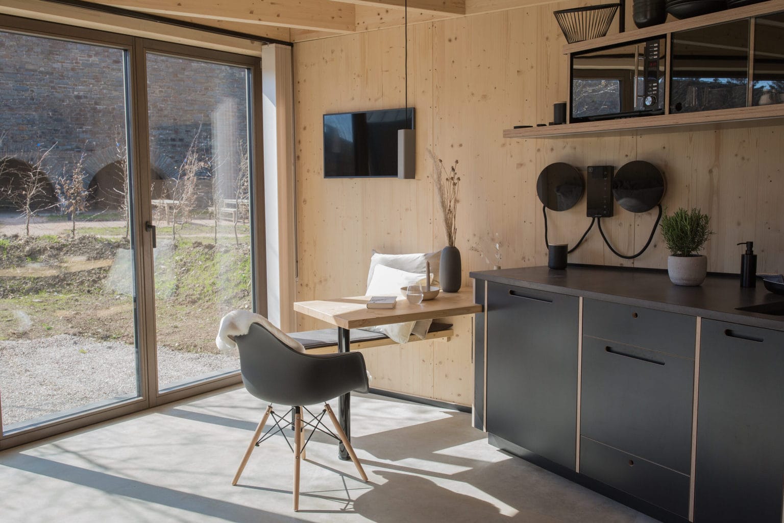 Open woonkamer met keuken in vakantiehuisje in de eifel