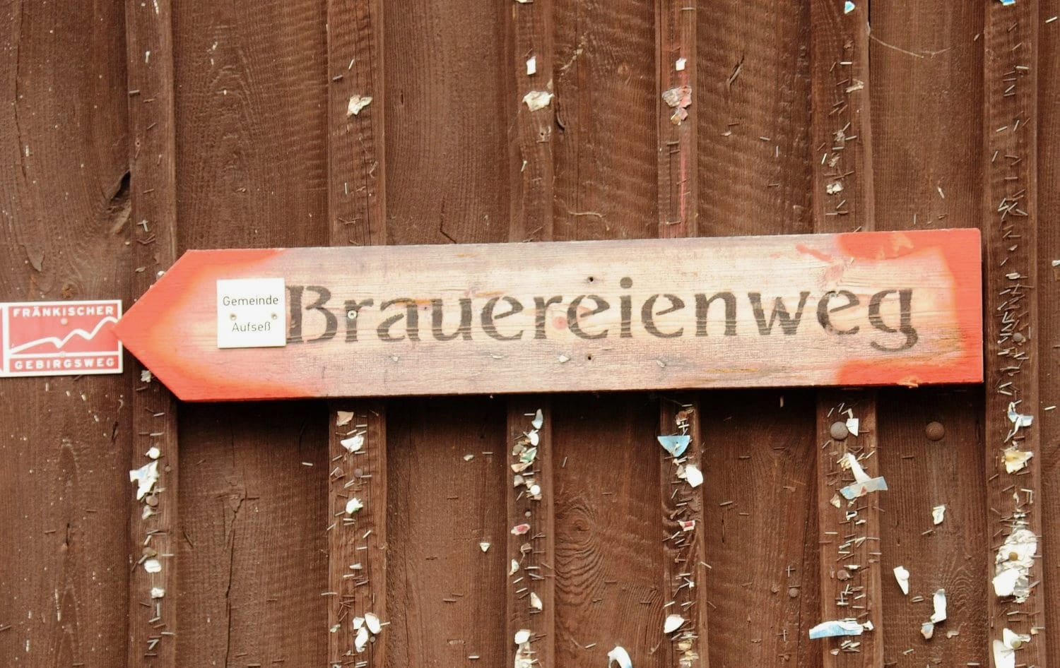 Een bord wijst naar de brouwerijweg in Franken