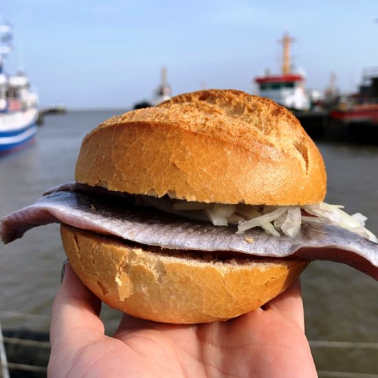 Haringbroodje in de vissershaven