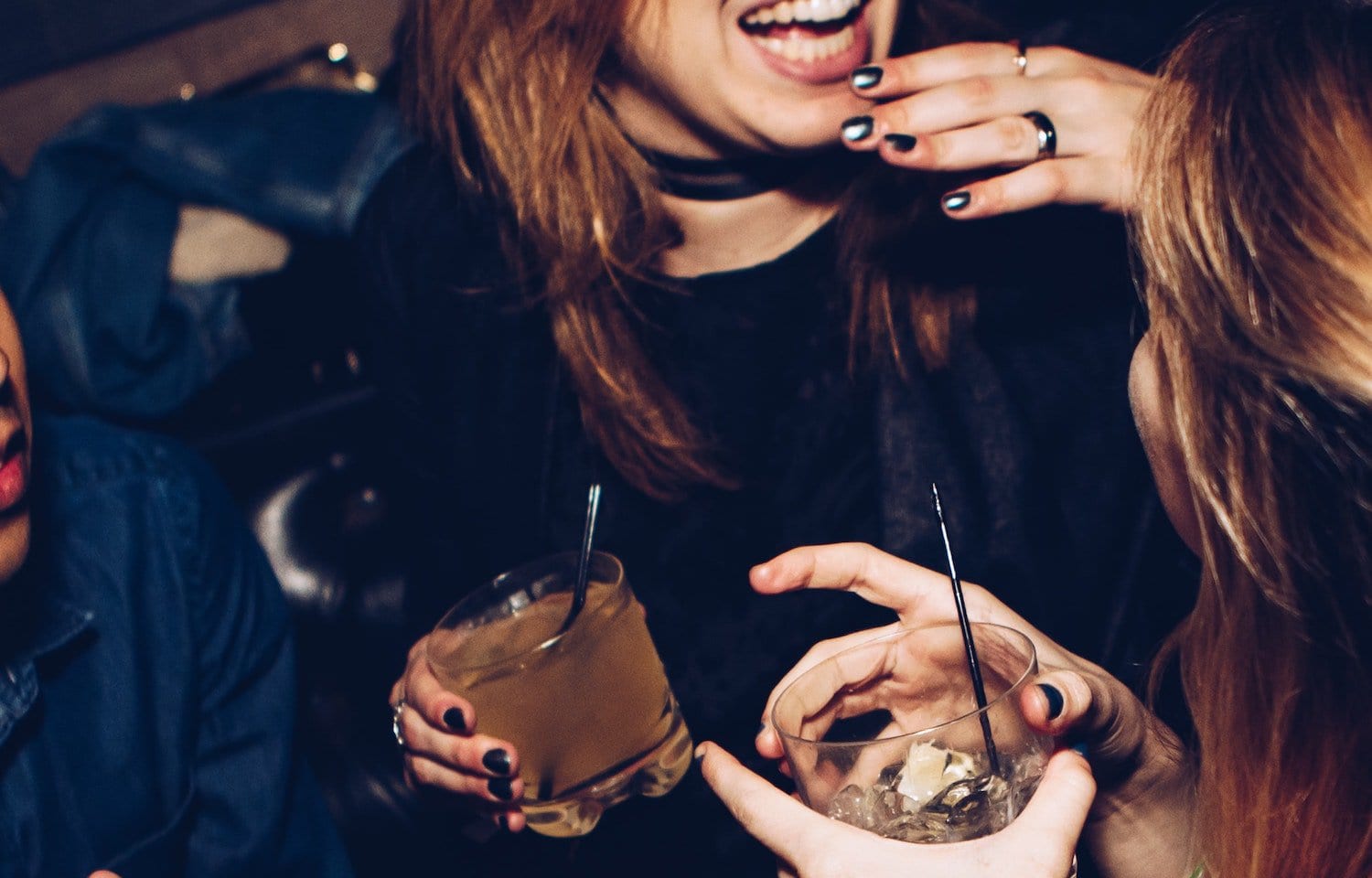 Vrouwen met drank in bar