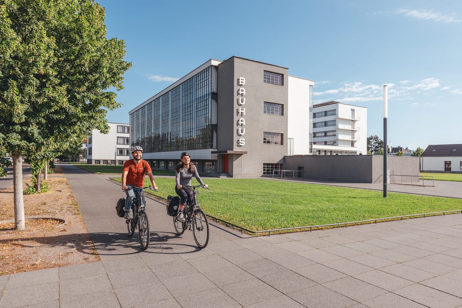 De Elbe fietsroute loopt ook langs de iconische Bauhaus gebouwen.