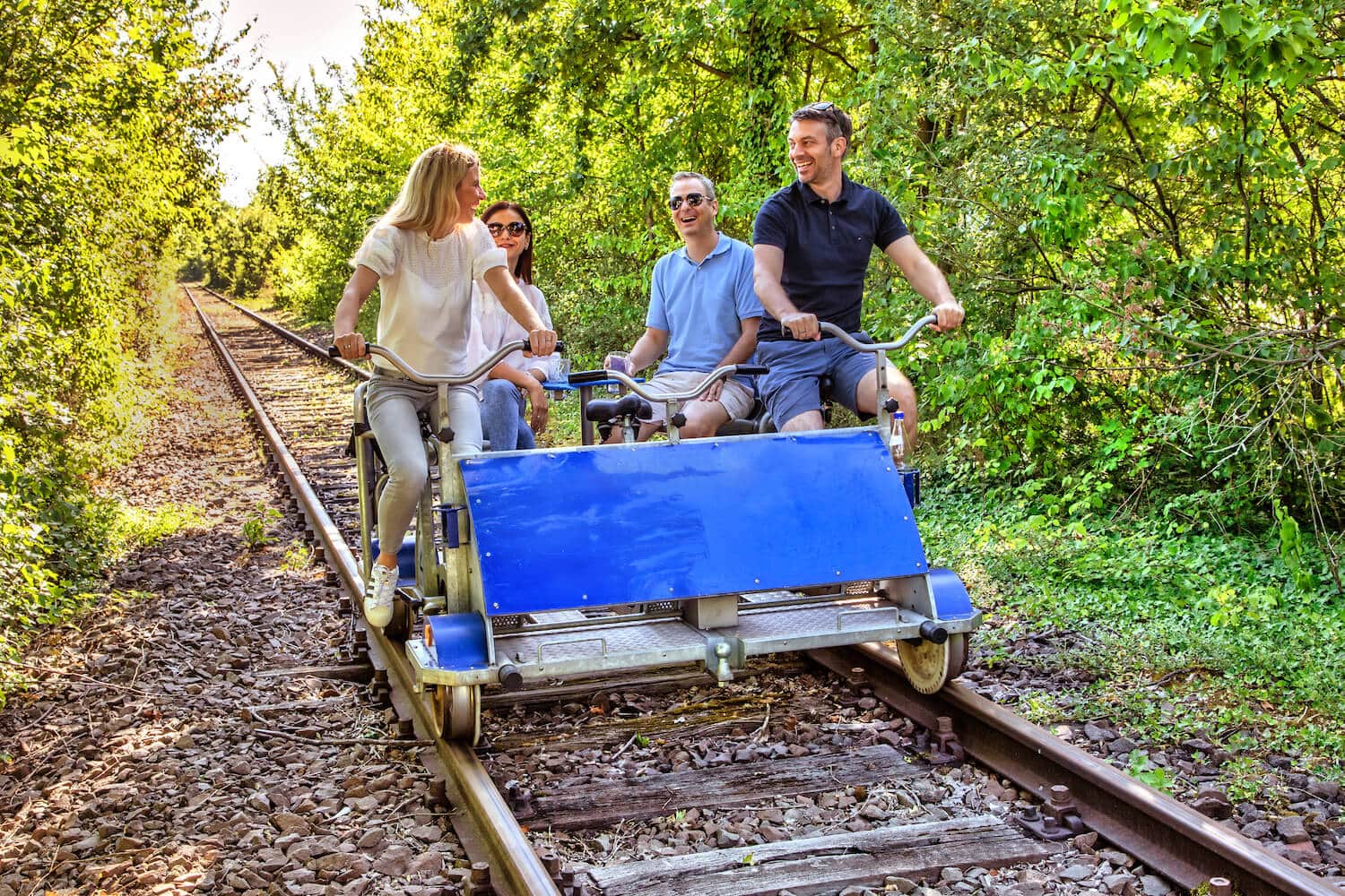 Vrienden maken een tochtje met de trolley 