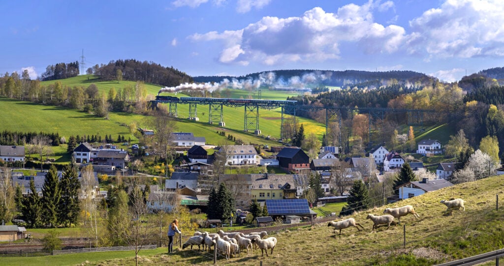 De stoomlocomotief van de Erzgebirgische Aussichtsbahn rijdt over het viaduct in Markersbach.