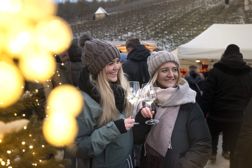 Twee vrouwen amuseren zich op de Naumburgse kerstmarkt in de wijngaarden