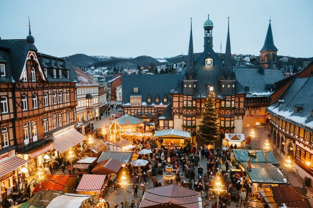 De kerstmarkt in Wernigerode is een van de mooiste in het Harzgebergte. Het vindt plaats tussen het Nicolai plein en het marktplein te midden van historische vakwerkhuizen en biedt ook een aantrekkelijke ambachtelijke binnenplaats.