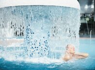 Persoon badend in geneeskrachtig water uit de bronnen van Bad Kissingen