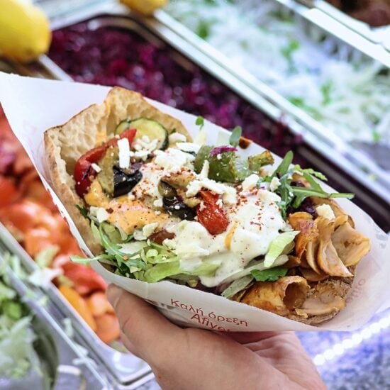 Kebab met vlees, salade, gegrilde groenten en yoghurtsaus