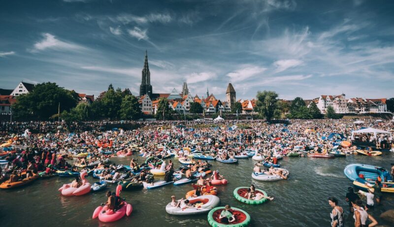 De kleurrijke waterparade op de Donau op Schwörmontag.