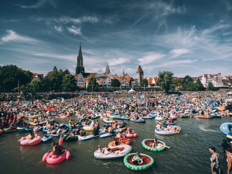 De kleurrijke waterparade op de Donau op Schwörmontag.