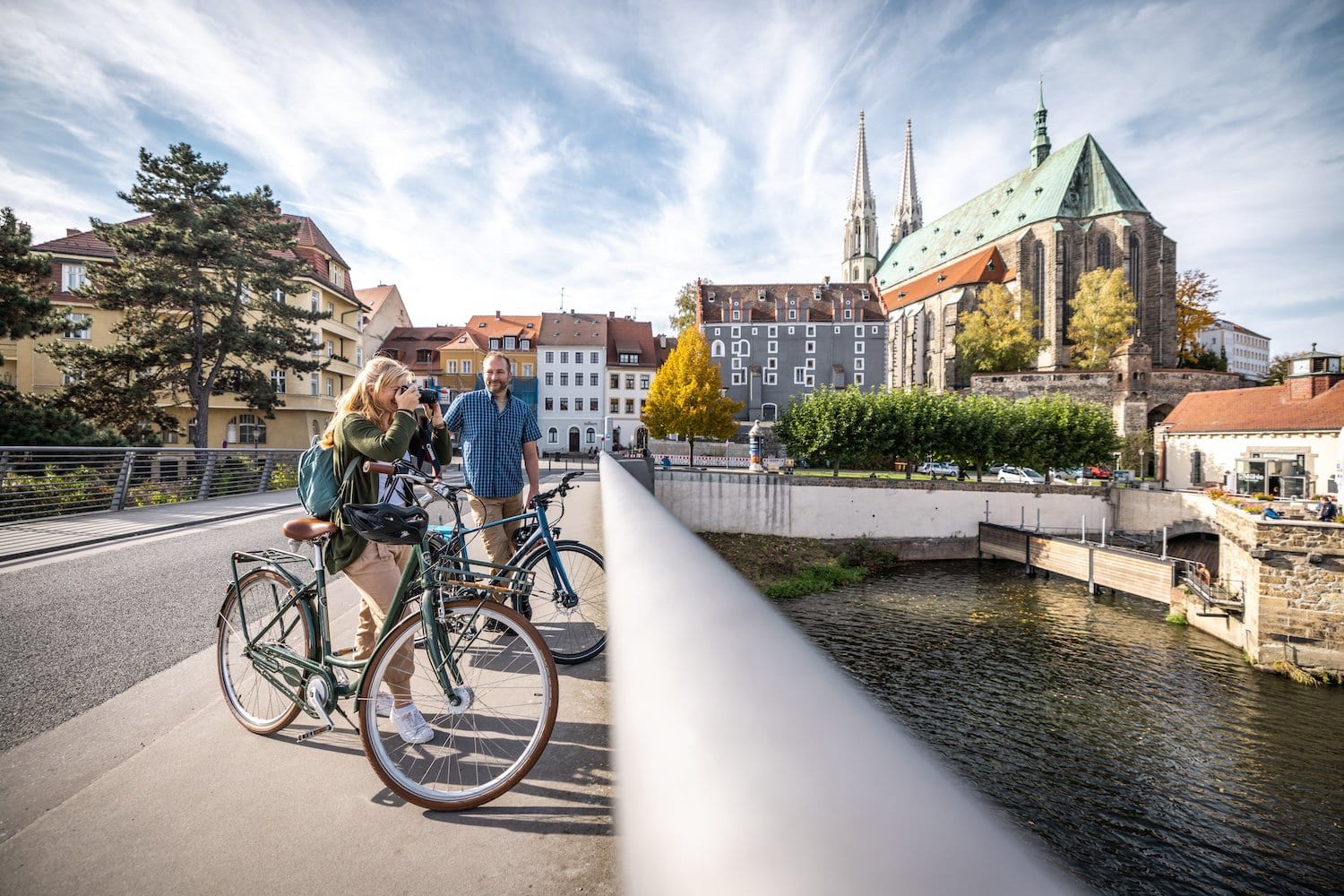 Twee fietsers staan op een brug op het dubbele fietspad in Görlitz.