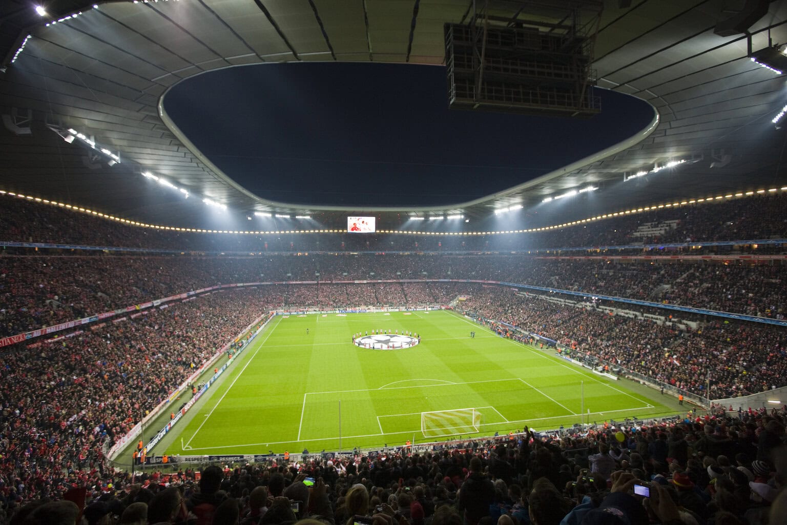 Binnenkant Allianz Arena, voetbalstadion bij nacht, München, Duitsland