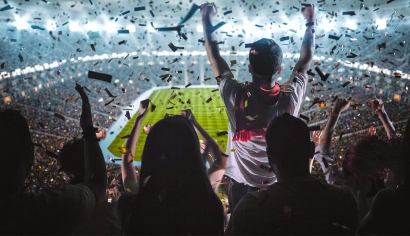 Een groep fans juicht voor de overwinning van hun team. Foto: Vasall Shulga/Shuttrestock