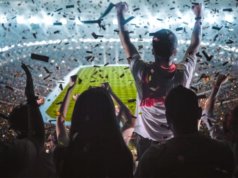 Een groep fans juicht voor de overwinning van hun team. Foto: Vasall Shulga/Shuttrestock