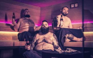 Drie mannen in de sauna met bier in het Rock-Hotel Falter in het Beierse Woud.