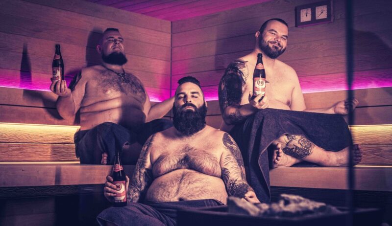 Drie mannen in de sauna met bier in het Rock-Hotel Falter in het Beierse Woud.