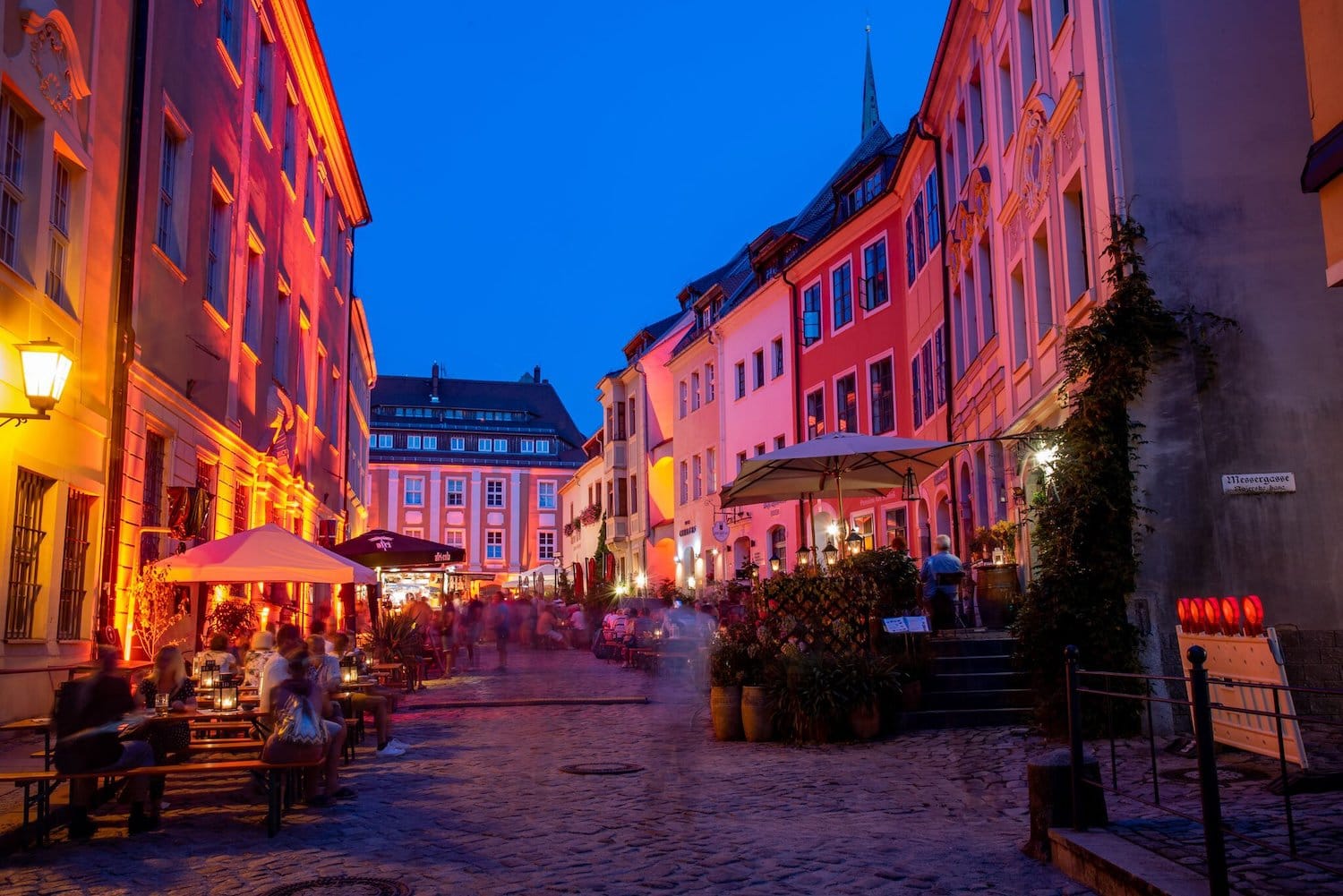 Altstadtfestival in Bautzen. Kleurrijke lichtjes verlichten de muren van huizen in de oude binnenstad van Bautzen.