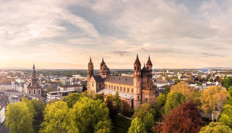 Bovenaanzicht van de kathedraal van Worms en de stad