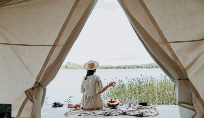 Uitzicht vanuit een tent tijden het Glamping