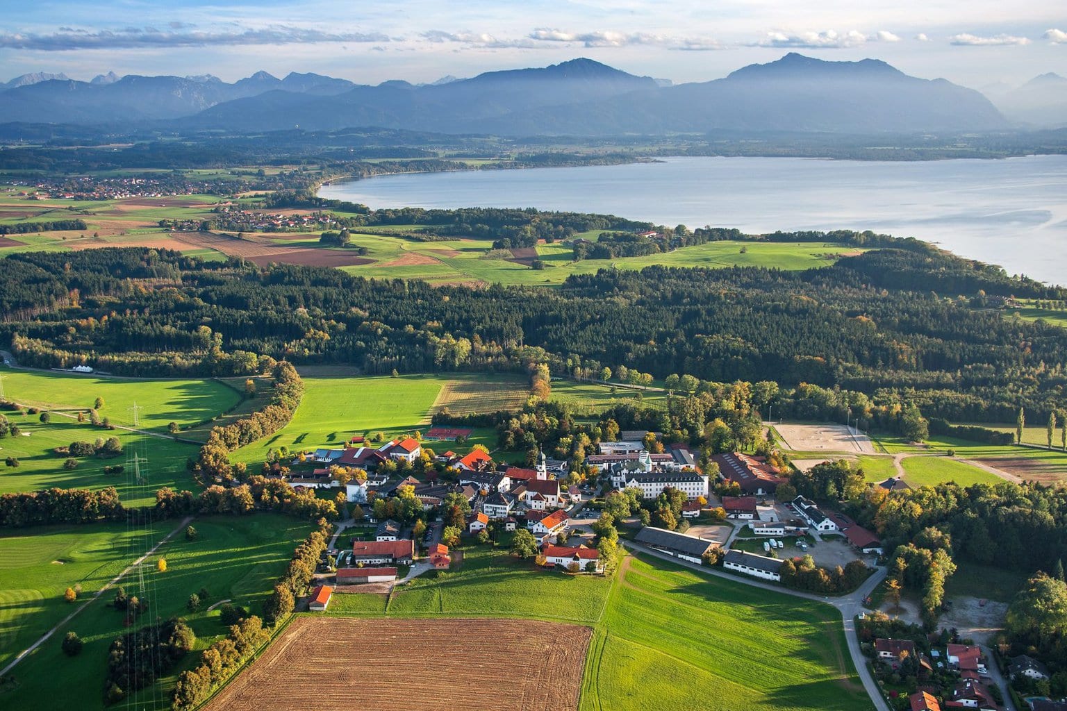 Luchtfoto van Hotel Gut Isling aan de Chiemsee in de Beierse Alpen.