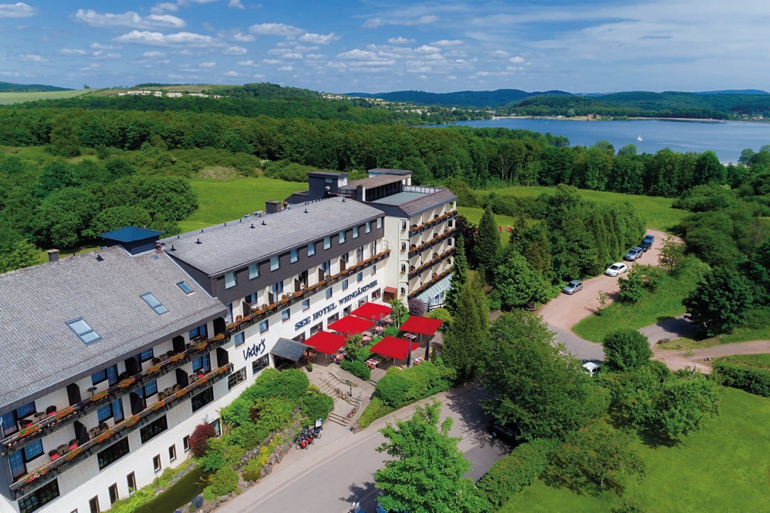 Luchtfoto van Victors Seehotel Weingärtner in Saarland bij het Bostalmeer