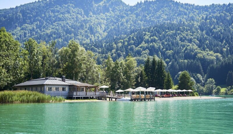 Restaurant en veerboothut van Hotel Althoff Seehotel Überfahrt aan de Chiemsee