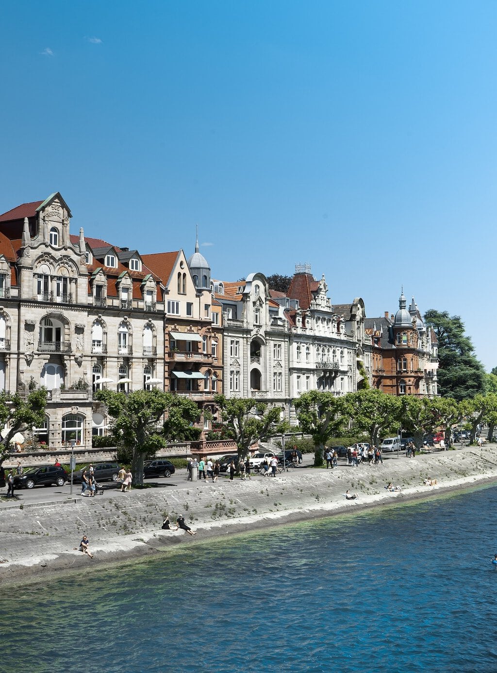 Oude gebouwen aan de Rijn in Konstanz