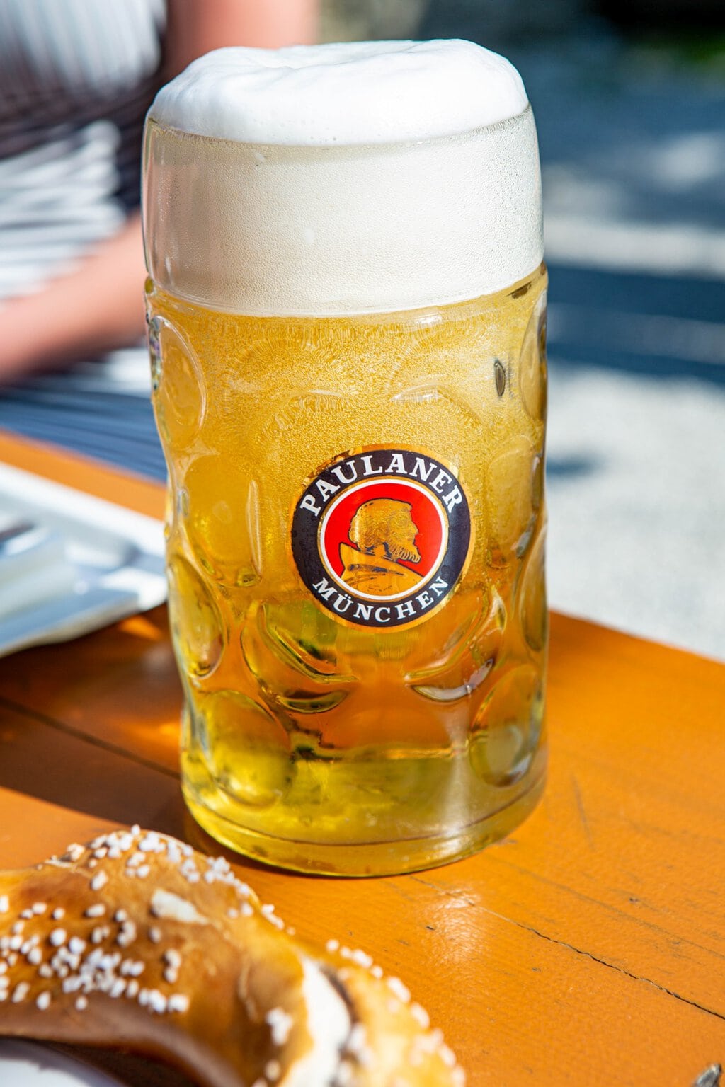 Bier en pretzel op een tafel bij Seehaus Kuffler in de Engelse Tuin, München, Duitsland