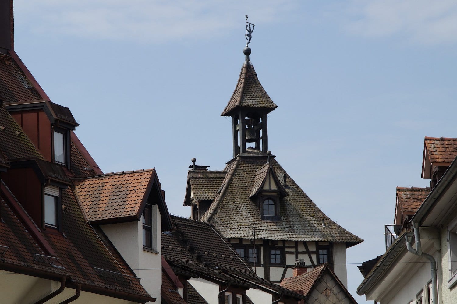 Spits van een oud gebouw in Konstanz