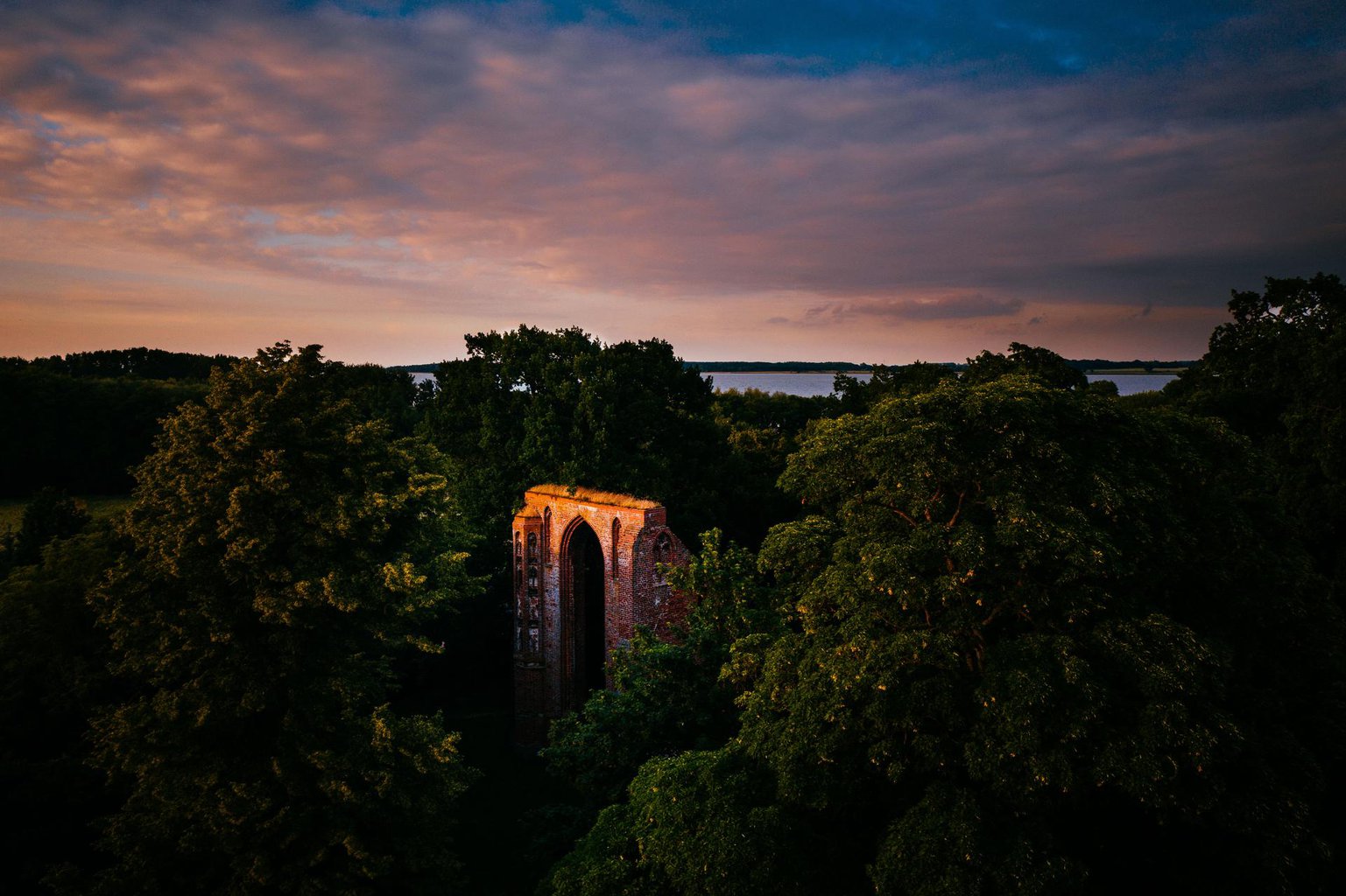 De ruïne van het klooster Eldena bij zonsondergang is een symbool van de Romantiek die Caspar David Friedrich, zoon van de stad, hielp vormgeven. foto: TMV/Friedrich