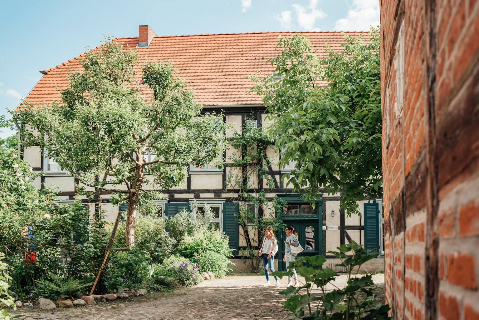 In de smalle straatjes van Güstrow vind je schilderachtige binnenplaatsen en charmante cafés en restaurants. foto: TMV/Petermann