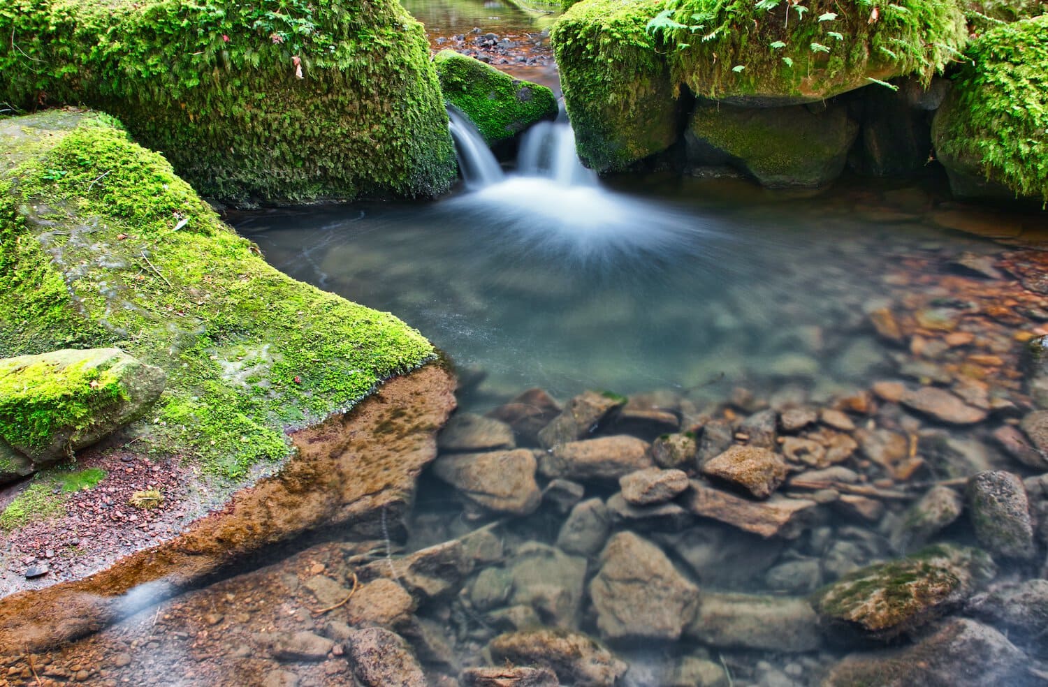 Kleine waterval in het Monbachtal, Baden-Württemberg, Duitsland