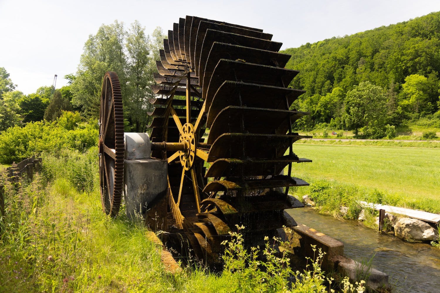 Waterrad bij het pompstation in Teuringshofen bij Schmiechen op de Schwäbische Alb in Baden Württemberg