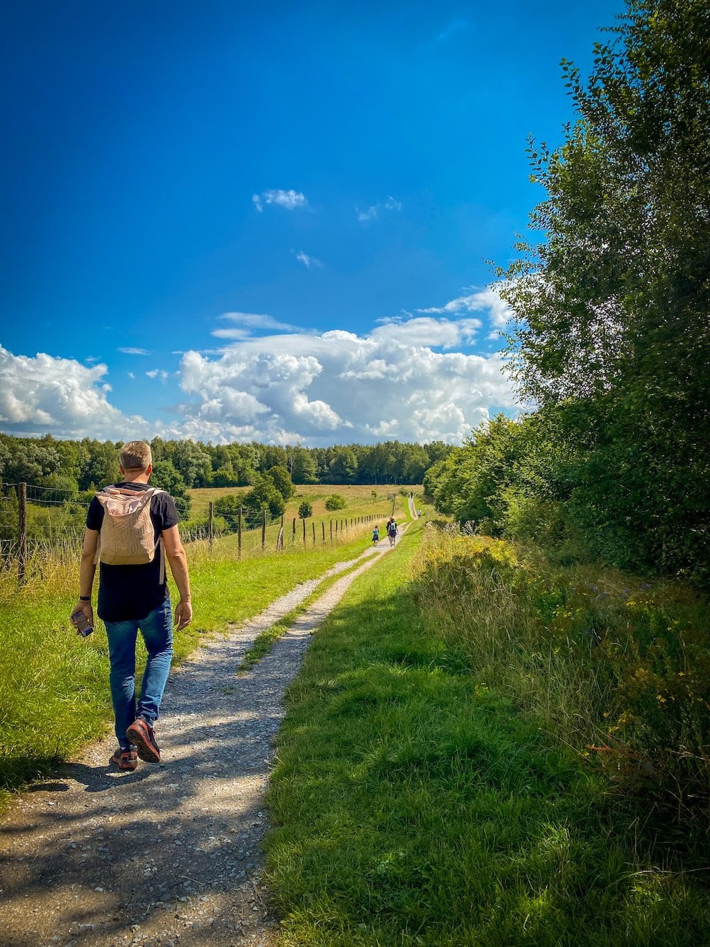 en mensch wandelt in het Neandertal naar Düsseldorf, Duitsland