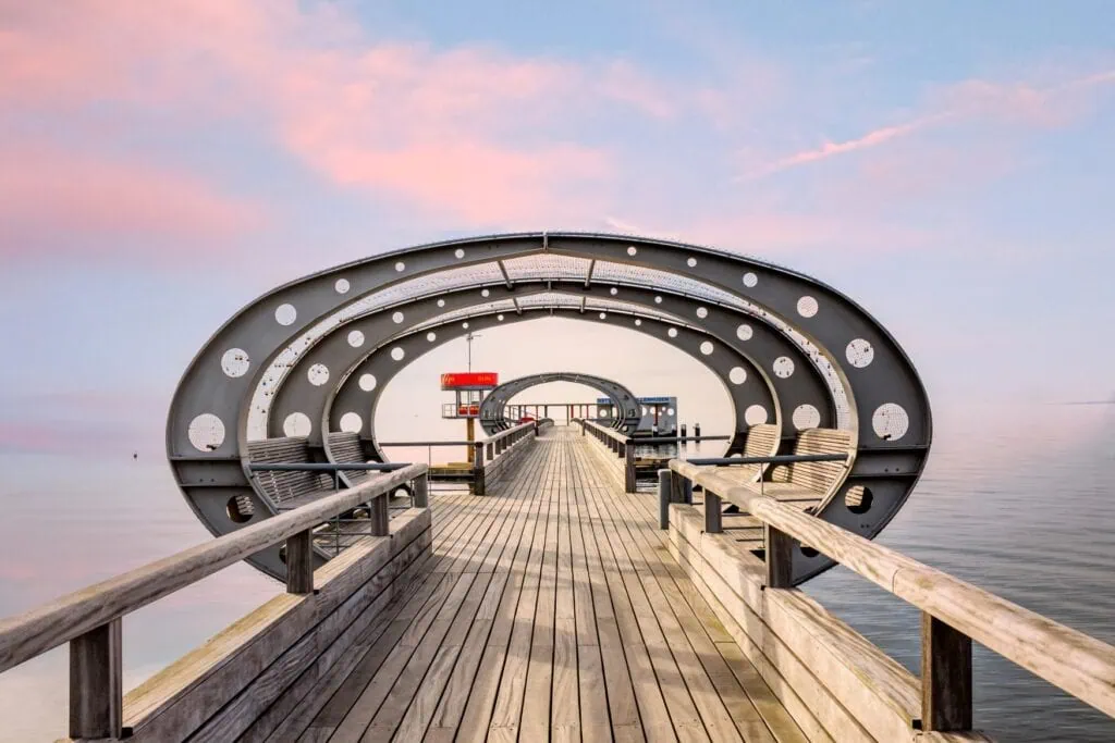  Lichtbrug in Kellenhusen in Holsteins Zwitserland in Sleeswijk-Holstein, Duitsland