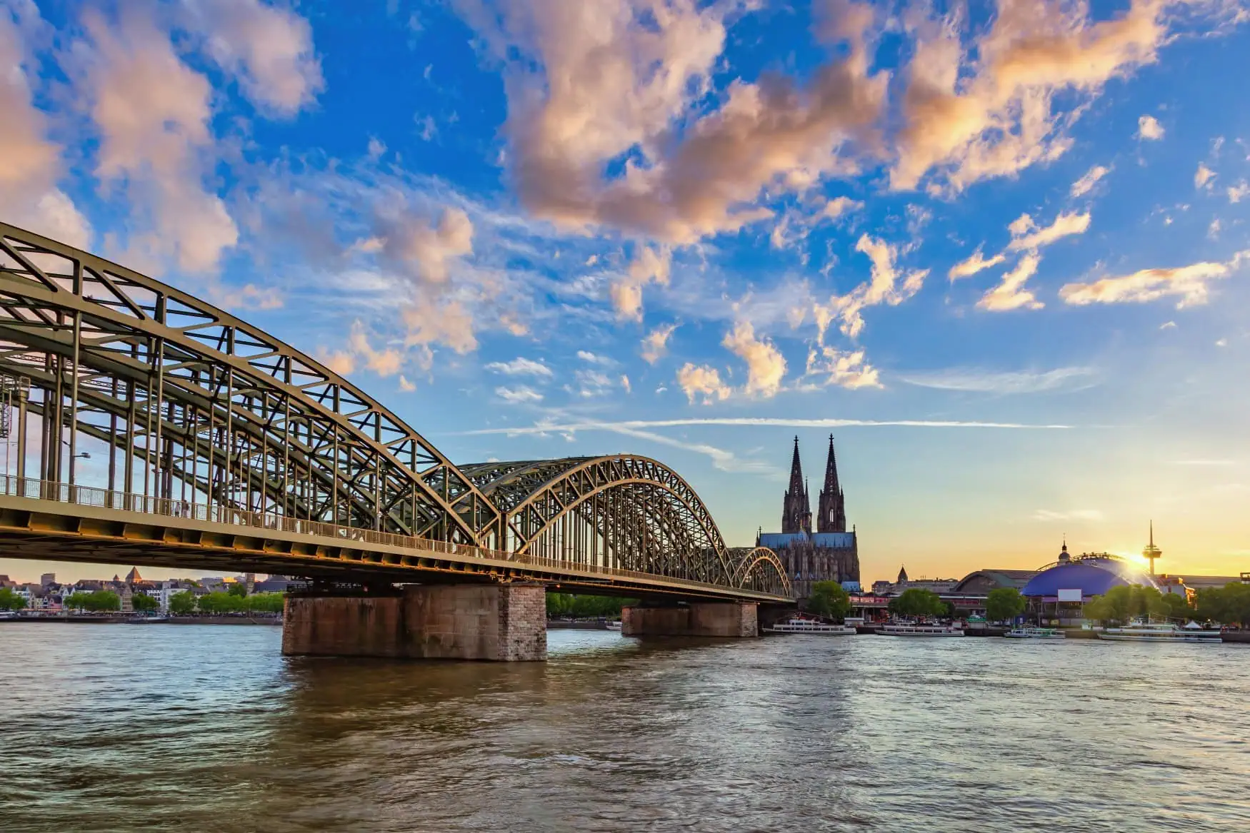 Hohenzollernbrücke, de brug direct bij de Dom van Keulen, Duitsland