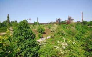 Parkterrein van het Landschaftspark Nord in Duisburg in het Ruhrgebied in Noordrijn-Westfalen, Duitsland.