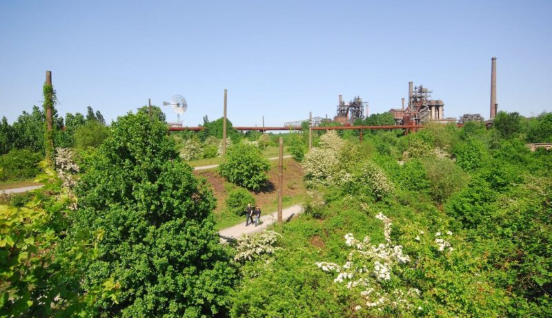 Parkterrein van het Landschaftspark Nord in Duisburg in het Ruhrgebied in Noordrijn-Westfalen, Duitsland.