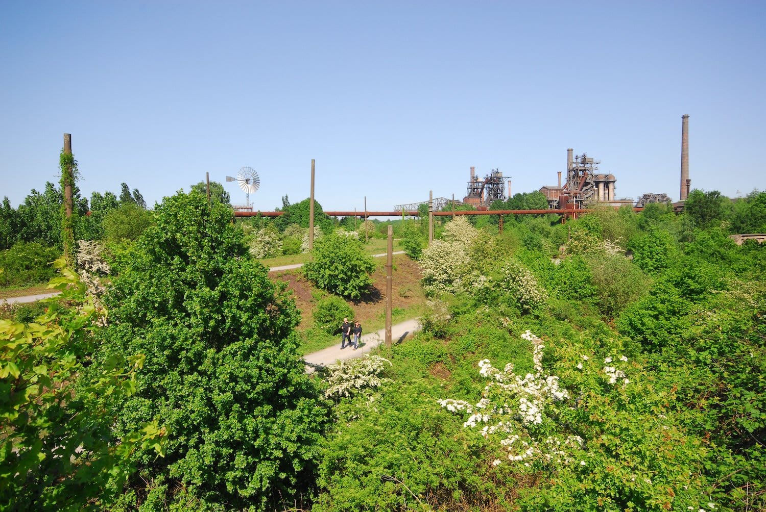 Parkterrein van het Landschaftspark Nord in Duisburg in het Ruhrgebied in Noordrijn-Westfalen, Duitsland.