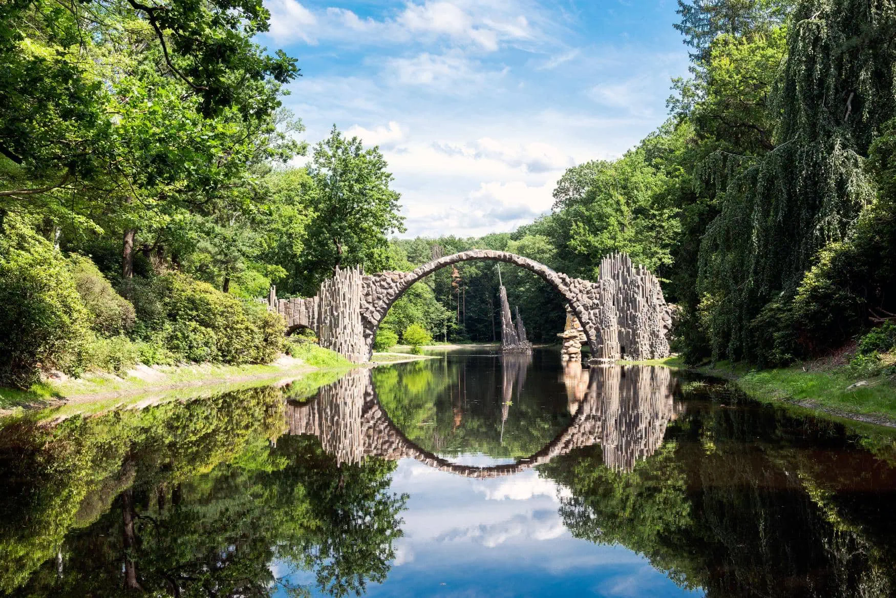 Rakotzbrücke brug over de Rakotzsee in Kromlauer Park in Saksen, Duitsland