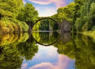 Rakotzbrücke brug over de Rakotzsee in Kromlauer Park in Saksen, Duitsland