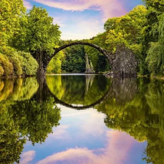 Rakotzbrücke brug over de Rakotzsee in Kromlauer Park in Saksen, Duitsland