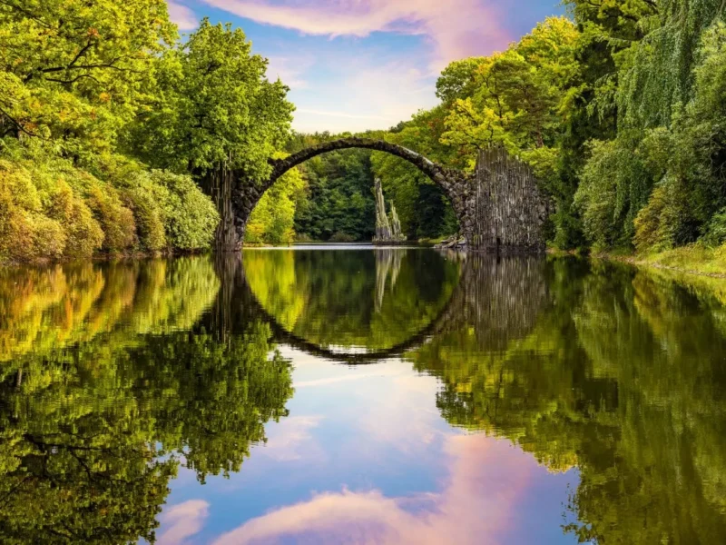 Rakotzbrücke brug over de Rakotzsee in Kromlauer Park in Saksen, Duitsland