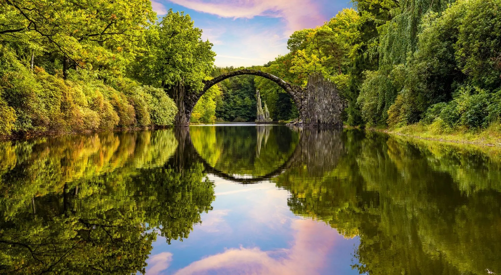 Rakotzbrücke brug over de Rakotzsee in Kromlauer Park in Saksen, Duitsland