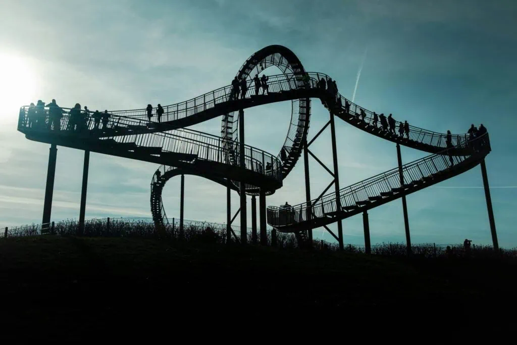 Tiger & Turtle brug en kunstwerk in het zuiden van Duisburg in Noordrijn-Westfalen, Duitsland