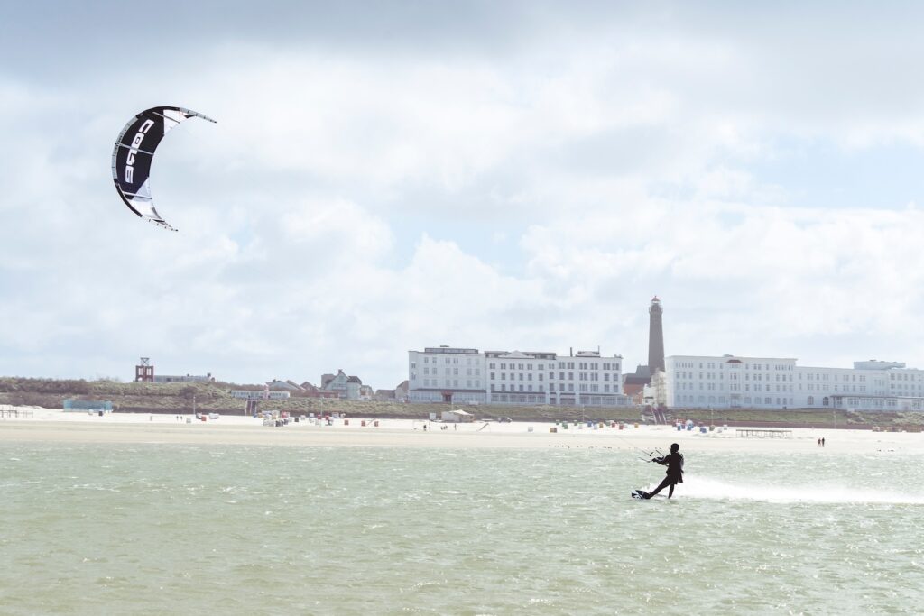 Windsurfen op Borkum, eiland in Nedersaksen, Duitsland