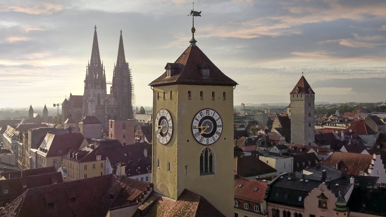 Bovenaanzicht van Regensburg met kathedraal en kerktoren in Beieren, Duitsland